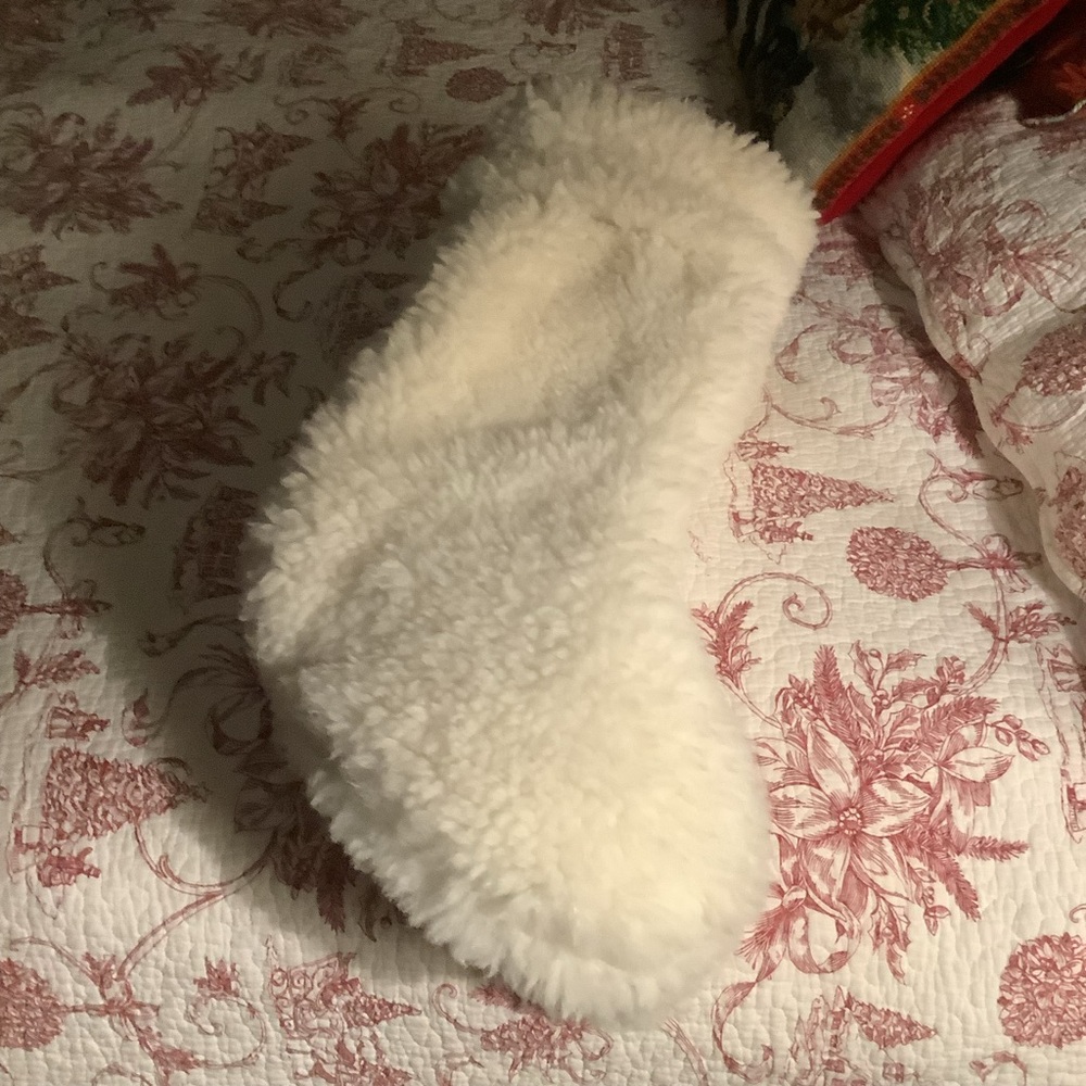 Four Tahari Fluffy White Christmas Stockings NWOT - Picture 11 of 12